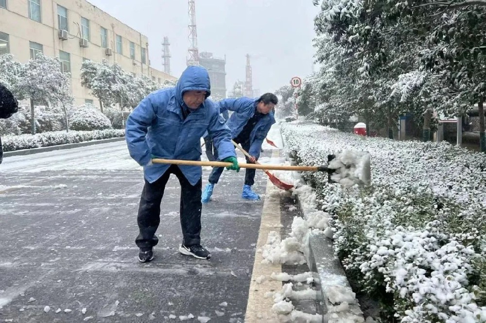 華魯 | ?以雪為令！聞雪而動！公司各單位積極組織清掃積雪